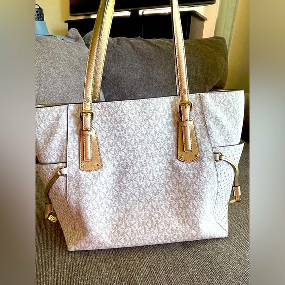 Michael Kors jet set white/cream signature tote with gold perforated stars⭐️⭐️⭐️ - Picture 2 of 14
